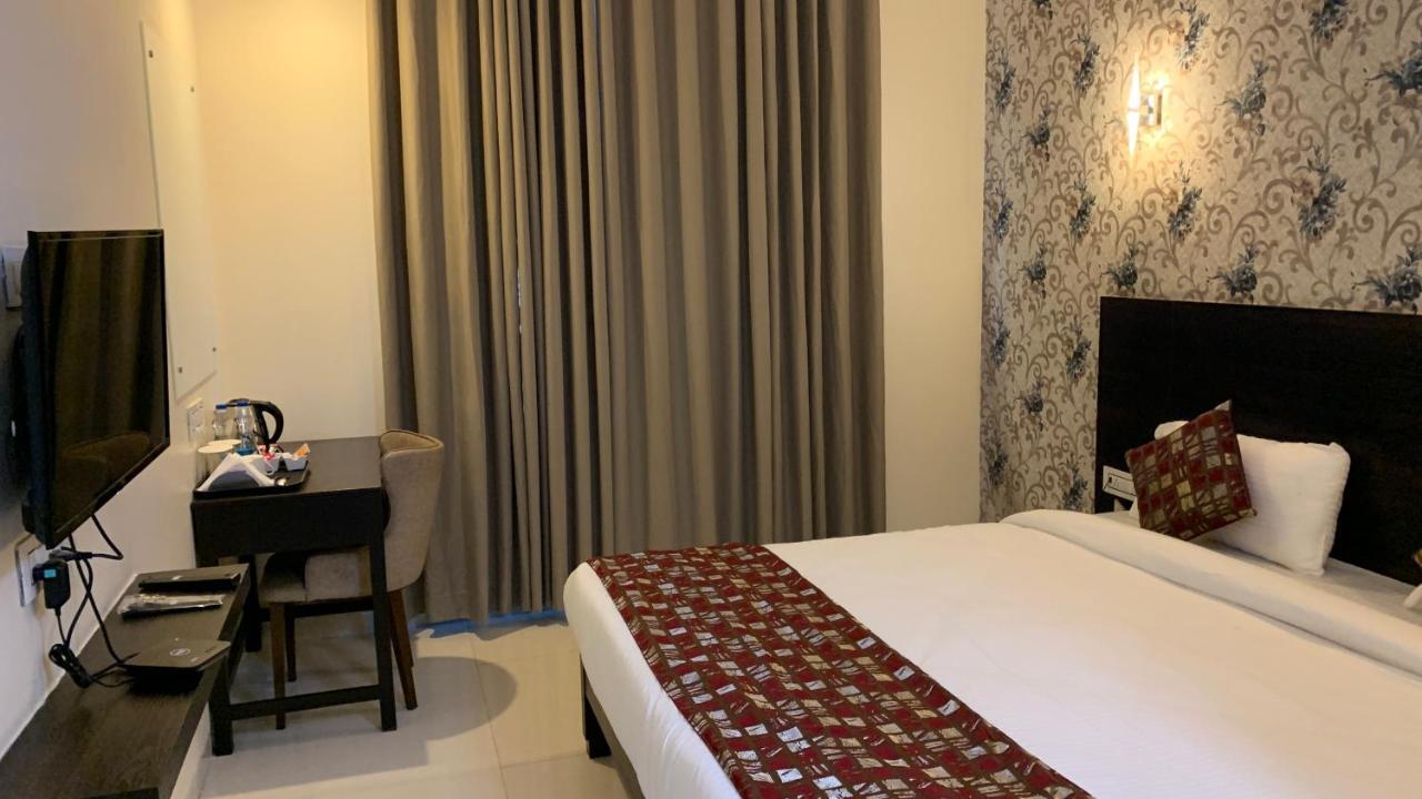 Hotel Singh'S By Wb Inn, Vashi, นาวีมุมไบ ภายนอก รูปภาพ