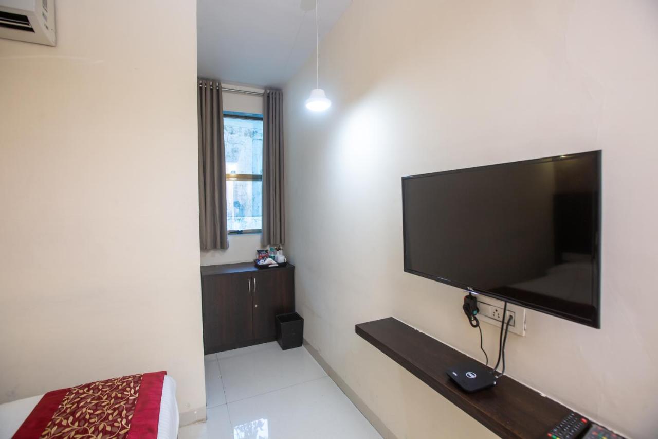 Hotel Singh'S By Wb Inn, Vashi, นาวีมุมไบ ภายนอก รูปภาพ